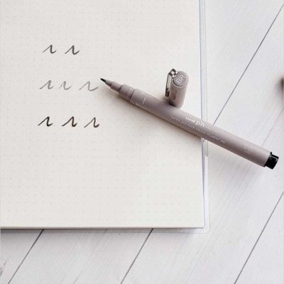 12 штук - Линер Uni Pin BR-200 Fine Line brush, Светло-серая кисть