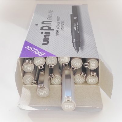 12 штук - Линер Uni Pin BR-200 Fine Line brush, Светло-серая кисть