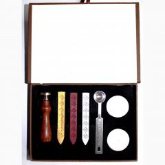 Набор сургучный в подарочной упаковке (пломбир, сургуч, ложечка, 2 свечки для плавления)